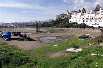 Solar situado junto al puerto deportivo de Estepona.