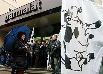 Productores de leche se manifestaban ayer frente a la sede de Parmalat en Collecchio, cerca de Parma.