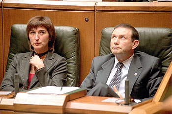 Idoia Zenarruzabeitia, vicepresidenta del Gobierno vasco, y el  lehendakari,  Juan José Ibarretxe, ayer, tras ser derrotados los Presupuestos.