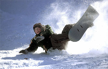 Las manos y los brazos son las partes del cuerpo que antes se lesionan en la práctica del  snowboard. 