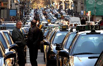 Los taxistas colapsan el centro de Barcelona en demanda de tarifas más altas