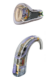 Audífono intra-auricular (arriba) y retroauricular, ambos con cuatro 'chips' de memoria para almacenar configuraciones personalizadas.