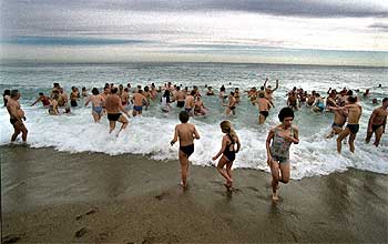 Bañistas en la Barceloneta.