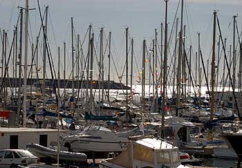 El puerto deportivo de Torrevieja, ayer, tras la extinción del incendio.