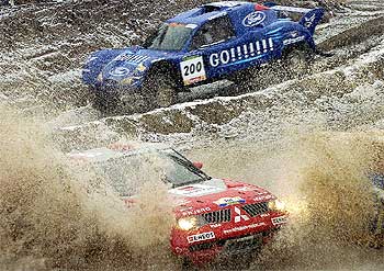 El japonés  Masouka (Mitsubishi) y el francés Schlesser (Ford), durante la etapa de ayer.