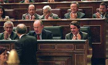 Aznar aplaude a Montoro en el debate de los Presupuestos.