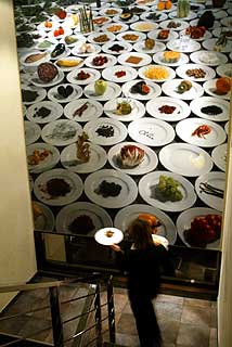 Platos coloristas en la renovada decoración del restaurante La Clara de Barcelona.