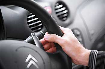 El cambio en el volante es la solución ideal: evita soltar la mano derecha de la dirección para concentrarse por completo en la carretera y es más eficaz en conducción deportiva.