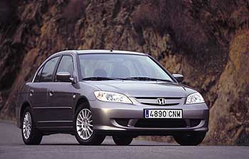 La imagen exterior del Civic IMA no presenta ningún detalle especial que refleje su mecánica híbrida. Es una berlina de cuatro puertas y línea convencional con el toque deportivo de Honda.