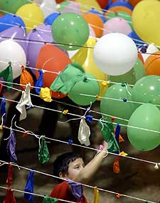 'Terremoto' de globos en la clausura de Expojove