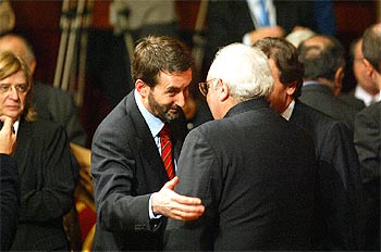 El nuevo líder del PNV, Josu Jon Imaz, a la izquierda, saluda al presidente de Asturias, Álvarez Areces (PSOE), en la toma de posesión de Pasqual Maragall.