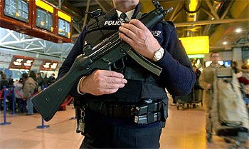 Un policía británico, ayer, vigila el aeropuerto de Heathrow en Londres.