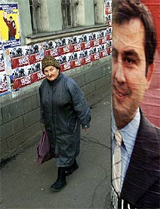 Una mujer pasa junto a un cartel de Saakashvili, ayer en Tbilisi.rnrn  REUTERS
