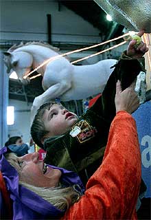 Un niño con una paje real que ayer recogió cartas de los pequeños en el recinto de la Fira de Barcelona.