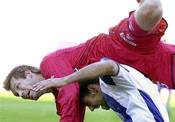 Kvarme cae encima de Salva.