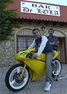 Ángel Rodríguez, junto a su padre, en el bar familiar.