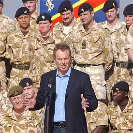 El primer ministro británico, Tony Blair, se dirige a las tropas británicas en Basora.