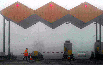 El vuelco de un camión cargado con gas natural obliga a activar el plan de emergencias