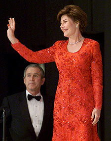 Laura Bush, junto a su esposo, en una imagen de enero de 2001.