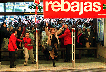 Las familias catalanas gastarán 300 millones en las rebajas de enero