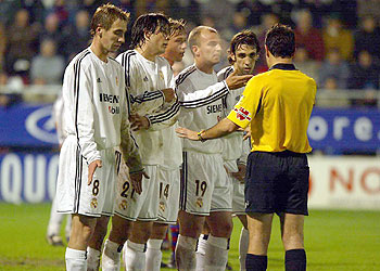 El árbitro coloca la barrera del Madrid, formada por Borja, Solari, Guti, Cambiasso y Juanfran.