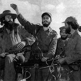 Castro, junto a Camilo Cienfuegos (izquierda) y Huber Martos, el 8 de enero de 1959, el día de su entrada en La Habana.