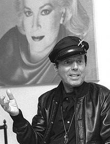 Francesco Scavullo con una foto de Grace Kelly al fondo.