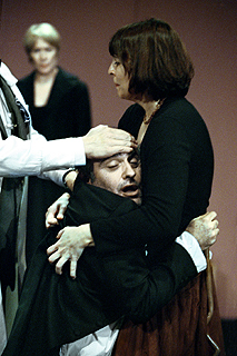 Una escena del montaje de José Luis Gómez de 'El rey se muere', de Ionesco.