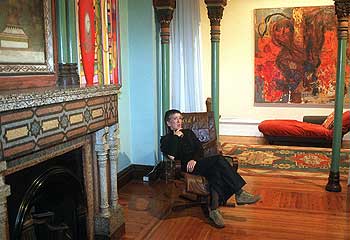 La galerista Emilia Epelde, en un rincón de su casa, con un cuadro de Juan Luis Goenaga al fondo.rnrnAna Aguirre (izquierda) y Miren Azkarate.