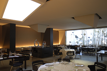 Los fogones del restaurante Moo están a cargo de los hermanos Roca, responsables del Celler de Can Roca de Girona.rnrnUna de las 59 habitaciones del hotel Omm, inaugurado en diciembre en Barcelona.