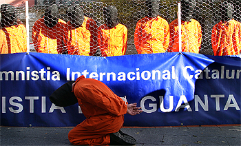 Amnistía Internacional escenificó en el Portal de l'Àngel la situación de los presos de Guantánamo.