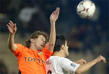 Mista y Pablo disputan el balón de cabeza.