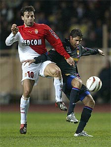 Morientes disputa el balón con Edmilson.