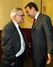 Zapatero conversa con el ex gobernador del Banco de España Luis Ángel Rojo.