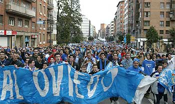 Cientos de aficionados del Real Oviedo se dirigen al Carlos Tartiere.