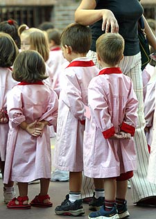 Un grupo de niños hace fila para entrar en un colegio de Madrid.