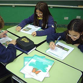Alumnas del colegio Miguel de Cervantes de São Paulo con libros Pintaguá.