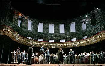 Imagen de la representación de  Peter Grimes  en el Liceo, con la escenografía que evoca las ruinas del coliseo lírico barcelonés.  CARLES RIBAS