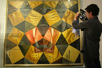 La nueva adquisición del Museo Dalí, un gran óleo del artista fechado en 1963, se presentó ayer en Figueres.