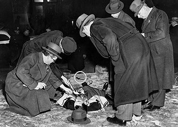 La policía examina el cadáver de Louis Cohen, asesino de Kid Dropper. Fotografía del  Daily News  de Nueva York, publicada en 1939, en la exposición del Museo Judío de Viena.