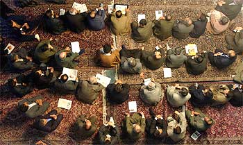 Diputados reformistas escuchan al hermano del presidente iraní  durante la sentada de protesta contra el bloqueo conservador de sus candidaturas.