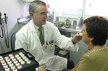 El otorrinolaringólogo Josep de Haro explora a una paciente en el Hospital Municipal de Badalona (Barcelona).