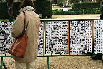 La asociación colocó ayer frente al Parlament de Catalunya fotos de víctimas del terrorismo.