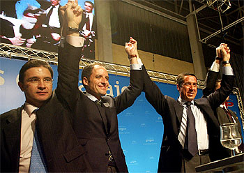 Serafín Castellano, Francisco Camps y Eduardo Zaplana, ayer, al finalizar el acto del PP.