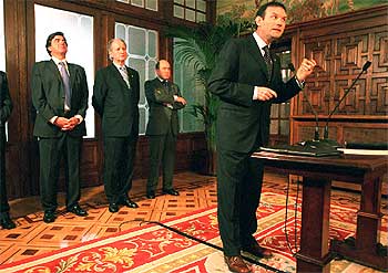 El  lehendakari,  Juan José Ibarretxe, durante la toma de posesión de la consejera de Industria.