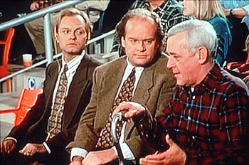 Kelsey Grammer, en el centro, entre su hermano y su padre en la serie  Frasier. 