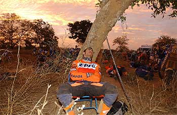 Nani Roma, en un descanso de la etapa de ayer.