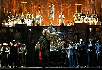 Ruggero Raimondi, en primer plano, durante el ensayo de  Tosca  en el Real.