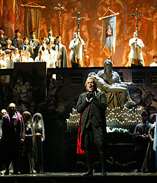 Ruggero Raimondi, en un momento del ensayo general de  Tosca. 