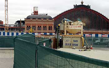 ATOCHA, RODEADA DE OBRAS.
